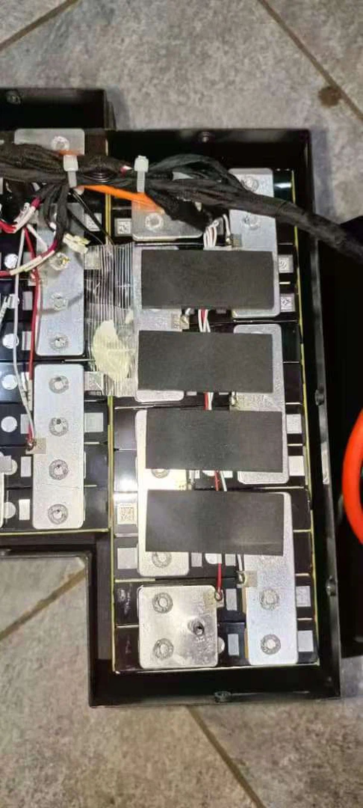Inside the DODO sample pack: prismatic cells, busbars and BMS harness