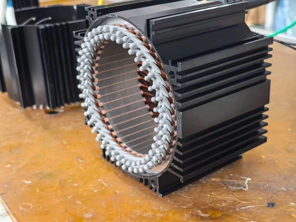 Motor stator inside a finned housing